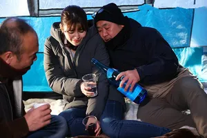Chồng ngu ngục để cô vợ đi cắm trại với buồi xóm