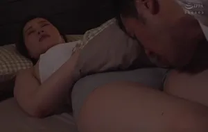3 ngày ông chồng đi bàn việc làm ăn, vợ yêu ở nhà nữa đêm bị bố chồng yêu mò vào phòng