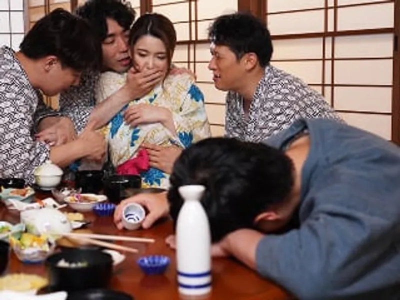 đưa vợ đi suối nước nóng, chồng yêu không biết bà xã bị người khác nện sấp mặt