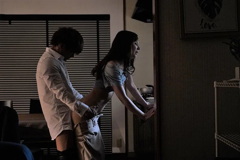 Cấp trên đi công tác, cậu nhân viên đến nhà xoạc người vợ ông ấy