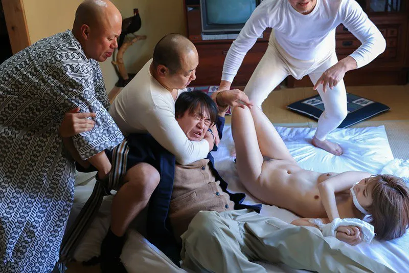 Người chồng nhìn người vợ bị những tên tù vượt ngục cưỡng hiếp