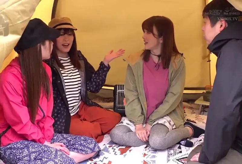 Chuyện lạ đời, gã chồng thay bà xã đi cắm trại với mấy cô bạn của cô vợ ở khu phố…