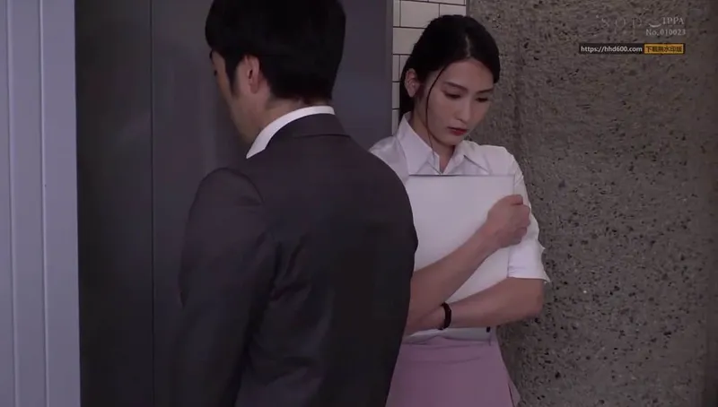 Em thư ký cam chịu bị cấp trên bắt vào nhà nghỉ phục vụ đối tác