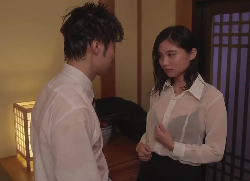 Lời thì thầm của em nhân viên với anh sếp đẹp trai: “chúng ta vào nhà trọ trú mưa thôi”